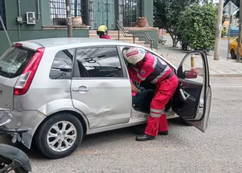En la calle de Álamos, paramédicos del Grupo Lobo auxiliaron a la pareja.