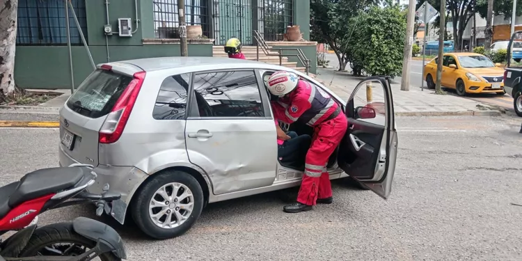 En la calle de Álamos, paramédicos del Grupo Lobo auxiliaron a la pareja.