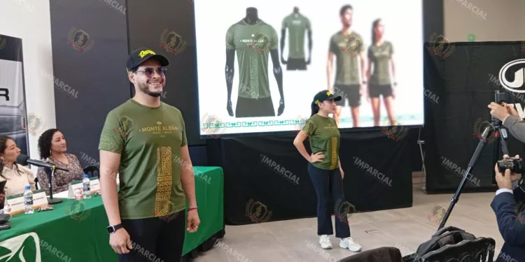 Fotos: Leobardo García Reyes // Estas son las playeras que se otorgarán a los atletas de la Carrera IMSS Monte Albán.