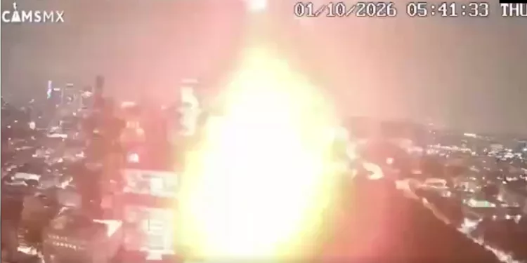 VIDEO | Explosión sacude Avenida Juárez en CDMX; edificio queda con daños estructurales