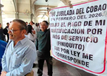 Foto: Jesús Santiago // El lunes, jubilados del Cobao se presentaron en Palacio de Gobierno en demanda de sus finiquitos.