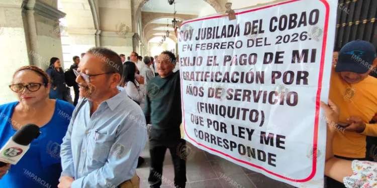 Foto: Jesús Santiago // El lunes, jubilados del Cobao se presentaron en Palacio de Gobierno en demanda de sus finiquitos.