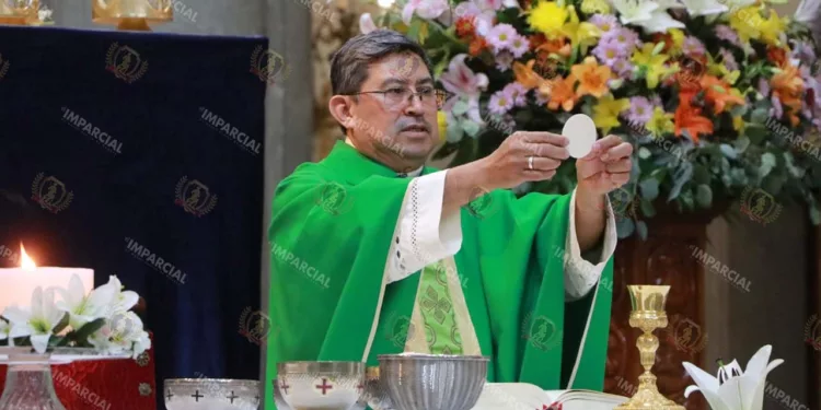 Foto: Adrián Gaytán // El presbítero explicó que este día está dedicado a la oración y a la colaboración por las misiones.