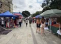 Foto: Adrián Gaytán // El primer cuadro de la ciudad de Oaxaca se llenó este lunes de puestos semi fijos y comerciantes ambulantes.