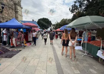 Foto: Adrián Gaytán // El primer cuadro de la ciudad de Oaxaca se llenó este lunes de puestos semi fijos y comerciantes ambulantes.
