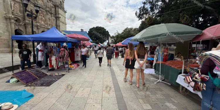 Foto: Adrián Gaytán // El primer cuadro de la ciudad de Oaxaca se llenó este lunes de puestos semi fijos y comerciantes ambulantes.