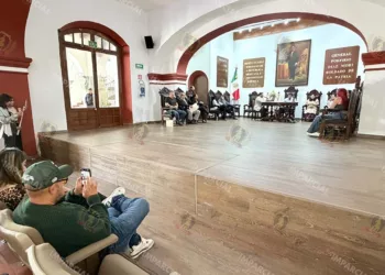 Foto: Jesús Santiago // El salón del Cabildo amaneció sin baranda que divide a regidores con los espectadores.