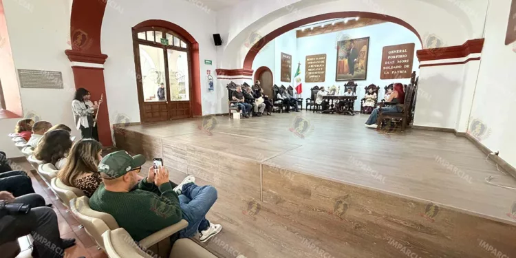 Foto: Jesús Santiago // El salón del Cabildo amaneció sin baranda que divide a regidores con los espectadores.