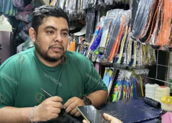 Fotos: Jesús Santiago López // Emmanuel, uno de los trabajadores de esta empresa familiar que se localiza en la avenida Hidalgo 118.