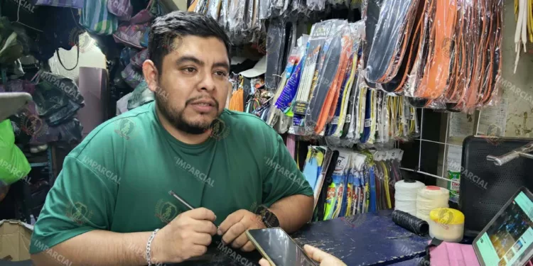 Fotos: Jesús Santiago López // Emmanuel, uno de los trabajadores de esta empresa familiar que se localiza en la avenida Hidalgo 118.