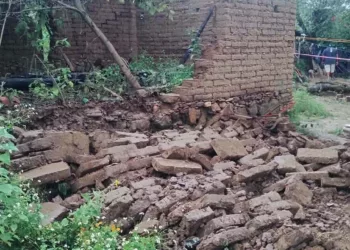 En San Jerónimo Silacayoapilla se registró el colapso de una barda de una casa abandonada.