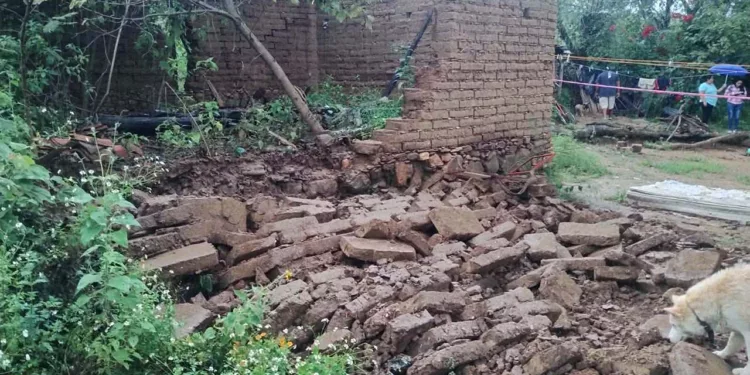 En San Jerónimo Silacayoapilla se registró el colapso de una barda de una casa abandonada.
