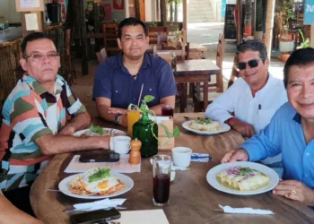 En un desayuno en Zicatela: Roberto Grados, Pablo Alderete, Santiago F. Melo, Gabriel Glez. Galguera y Lucio Gopar.