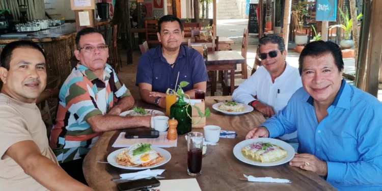 En un desayuno en Zicatela: Roberto Grados, Pablo Alderete, Santiago F. Melo, Gabriel Glez. Galguera y Lucio Gopar.