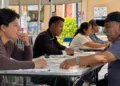 Explicó que uno de los principales objetivos es evitar que las personas paguen a terceros por gestiones que pueden realizar directamente ante las instituciones.