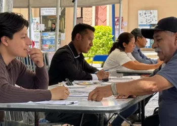 Explicó que uno de los principales objetivos es evitar que las personas paguen a terceros por gestiones que pueden realizar directamente ante las instituciones.