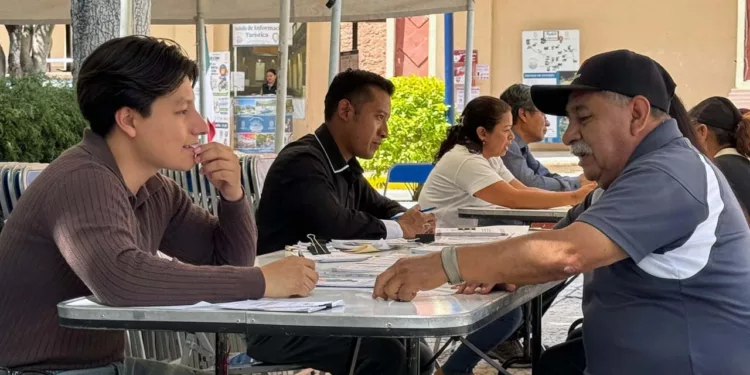 Explicó que uno de los principales objetivos es evitar que las personas paguen a terceros por gestiones que pueden realizar directamente ante las instituciones.
