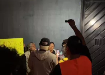 Familiares y conocidos del motociclista fallecido instalaron un plantón en el cuartel.