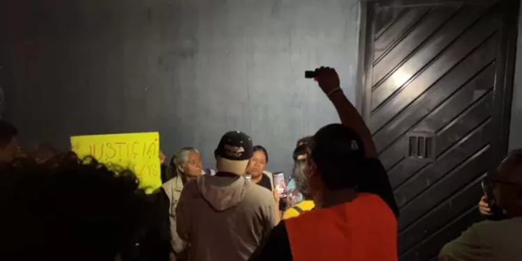 Familiares y conocidos del motociclista fallecido instalaron un plantón en el cuartel.