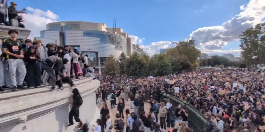 ¡“Hemos tomado La Bastilla”! Estudiantes sacuden Francia con protestas y exigen hechos