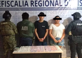 Fuerzas federales y estatales irrumpieron en una vivienda de la colonia Moderna en Ciudad Ixtepec, logrando el decomiso de narcóticos y dinero en efectivo.