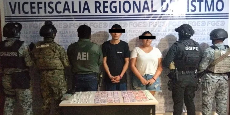 Fuerzas federales y estatales irrumpieron en una vivienda de la colonia Moderna en Ciudad Ixtepec, logrando el decomiso de narcóticos y dinero en efectivo.