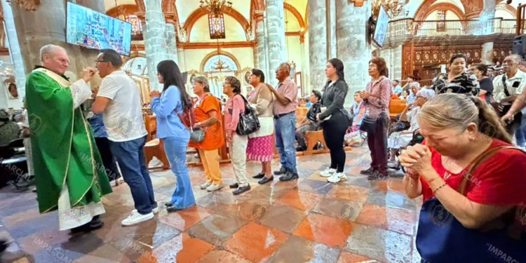 Foto: Adrián Gaytán // Feligreses forman fila para recibir la comunión de manos del arzobispo Pedro Vázquez Villanueva.