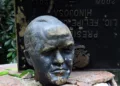 Felipe Calderón tacha de “miserables” a quienes destruyeron su estatua en Los Pinos