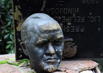 Felipe Calderón tacha de “miserables” a quienes destruyeron su estatua en Los Pinos