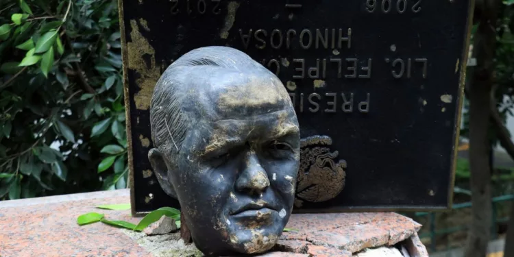 Felipe Calderón tacha de “miserables” a quienes destruyeron su estatua en Los Pinos
