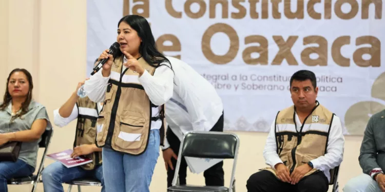Tania Caballero lleva a Villa Sola de Vega el diálogo sobre la nueva Constitución de Oaxaca