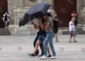 Foto: Adrián Gaytán // Frío y lluvia afectan las vías respiratorias.