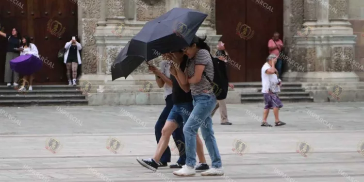 Foto: Adrián Gaytán // Frío y lluvia afectan las vías respiratorias.