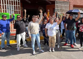 Foto: Adrián Gaytán // Fuera aviadores del IEEPO, la persistente demanda de la Sección 22.