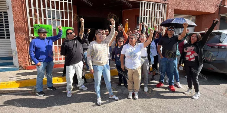 Foto: Adrián Gaytán // Fuera aviadores del IEEPO, la persistente demanda de la Sección 22.