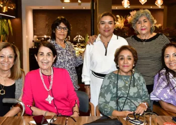Fotos: Rubén Morales // Gely Moreno, Silvia Hampshire, Teté Trujillo, Lety Avendaño y María Elena Hampshire acompañaron a Brenda Osorio en su día especial y le cantaron las tradicionales Mañanitas.