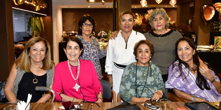 Fotos: Rubén Morales // Gely Moreno, Silvia Hampshire, Teté Trujillo, Lety Avendaño y María Elena Hampshire acompañaron a Brenda Osorio en su día especial y le cantaron las tradicionales Mañanitas.