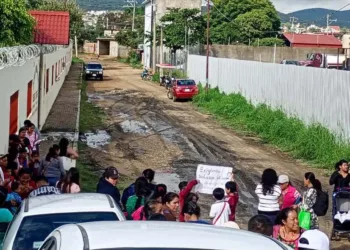 Foto: MisterBlue // Gobierno gasta millones de pesos en “embellecimiento” de fachadas mientras en colonias se fugan aguas negras, queja de ciudadanos.