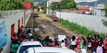 Foto: MisterBlue // Gobierno gasta millones de pesos en “embellecimiento” de fachadas mientras en colonias se fugan aguas negras, queja de ciudadanos.