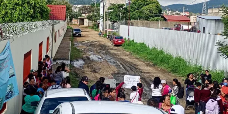 Foto: MisterBlue // Gobierno gasta millones de pesos en “embellecimiento” de fachadas mientras en colonias se fugan aguas negras, queja de ciudadanos.