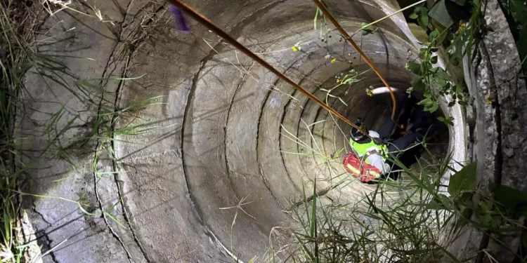 Elementos del Heroico Cuerpo de Bomberos y Protección Civil coordinaron esfuerzos mecánicos para rescatar con vida a la mujer atrapada a ocho metros de profundidad en San Isidro Monjas.