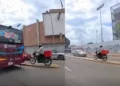 VIDEO | ¡A TODA VELOCIDAD Y CONTRA EL SENTIDO! Motociclista repartidor desafía el peligro en bulevar de Oaxaca