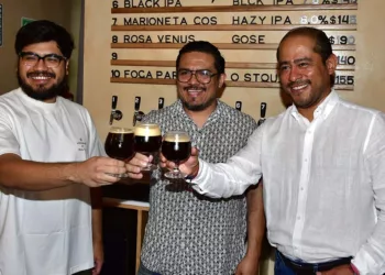 Fotos: Rubén Morales // José Manuel Navarro, el maestro cervecero Chema Álvarez y Moises Bailón Jiménez.