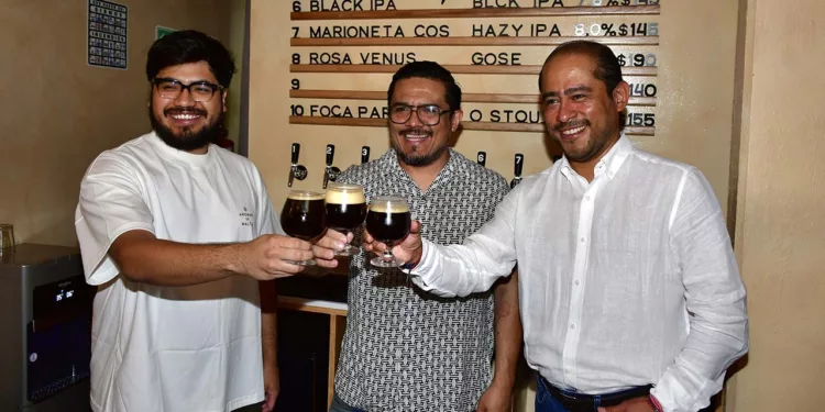 Fotos: Rubén Morales // José Manuel Navarro, el maestro cervecero Chema Álvarez y Moises Bailón Jiménez.