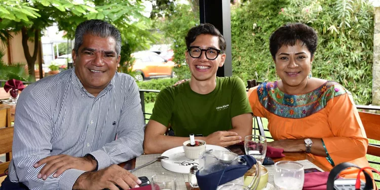 Fotos: Rubén Morales // Javier Galguera disfrutó de su cumpleaños en compañía de sus padrinos, Toño Amaro y Tania Baños.