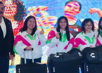 Karen Areli Ríos recibió sus uniformes para viajar a Dakar.