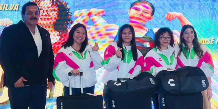 Karen Areli Ríos recibió sus uniformes para viajar a Dakar.