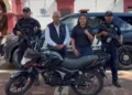 La motocicleta con reporte de robo vigente fue asegurada y entregada a su propietario.