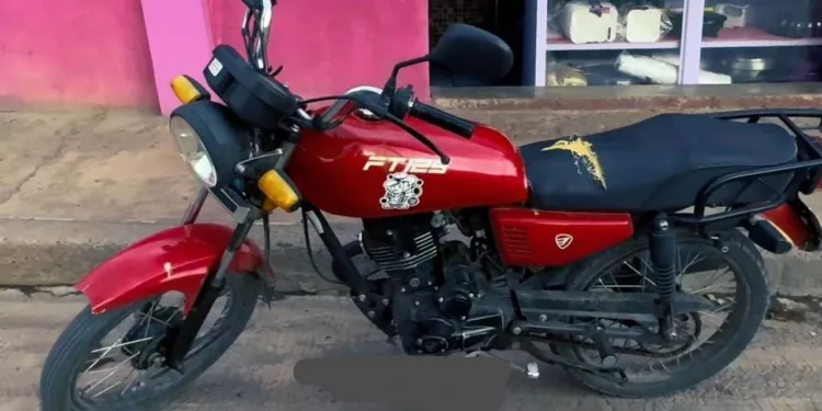 La motocicleta robada en el centro de Huajuapan tiene el asiento roto.