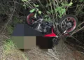 La motocicleta marca Vento en la que viajaba el ahora occiso quedó bajo resguardo de las autoridades tras salir proyectada al barranco en San Pedro Totolápam.